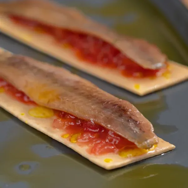 Anchoa 000, teja y tomate rallado
