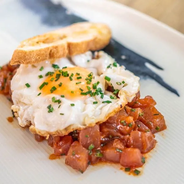 Atún picante con huevos fritos