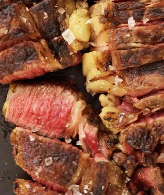 Carne a la brasa cortada en tiras